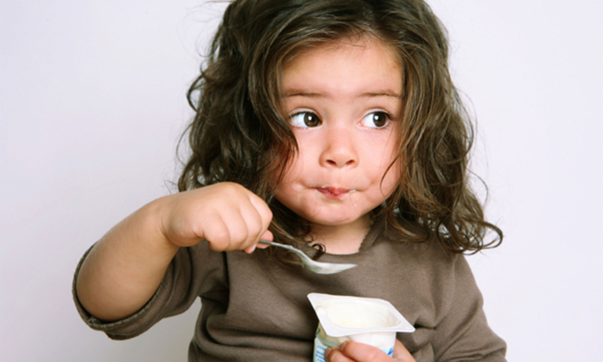 Kleinkind isst einen Joghurt – Kindergarten Düsseldorf